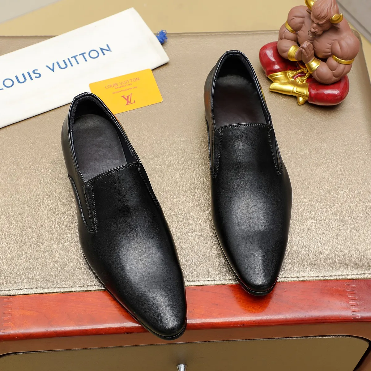 Men's shoes 💰540 💰 Louis Vuitton LV ® Autumn and Winter 🆕 models 🔛Full shoe counter First layer cowhide, 🐂Leather lined casual shoes for men, super soft outsole, essential for driving. Counter synchronization Original first layer cowhide Completely 1:1 mold customization 🌹Top version, 3 colors available! Number: 38-45 (37.46. Customized)